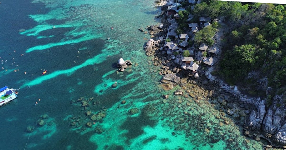 Strand statt Boot: 4 Thailand-Spots, an denen du 2025 direkt vom Ufer ins Riff schnorchelst